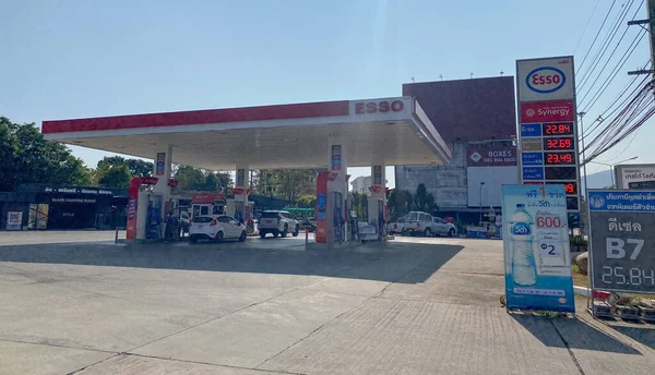 Chiangmai, Tayland-2 Şubat 2021: Tayland 'daki ESSO büyük petrol servis istasyonu, motorlar ve arabalar için yakıt ve benzin istasyonları, uzun mesafeli araçlar için motor dinlenme istasyonları, petrol istasyonu.