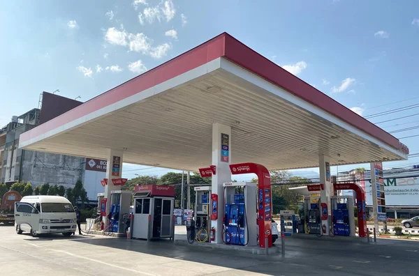 Chiangmai, Tayland-2 Şubat 2021: Tayland 'daki ESSO büyük petrol servis istasyonu, motorlar ve arabalar için yakıt ve benzin istasyonları, uzun mesafeli araçlar için motor dinlenme istasyonları, petrol istasyonu.