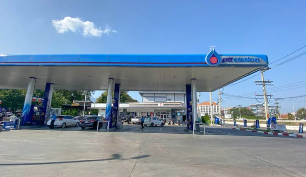 Chiangmai, Tayland-2 Şubat 2021: Tayland 'daki PTT büyük petrol servis istasyonu, motorlar ve arabalar için yakıt ve benzin istasyonları, uzun mesafeli araçlar için motor dinlenme istasyonları, petrol istasyonu.