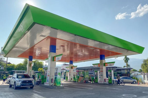 Chiangmai, Tayland-2 Şubat 2021: Tayland 'daki Bangchak büyük petrol servis istasyonu, motorlar ve arabalar için yakıt ve benzin istasyonları, uzun mesafeli araçlar için motor dinlenme istasyonları, petrol istasyonu.