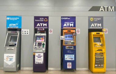 Otomatik Teller Makineleri (ATM), müşterilerin, finansal işlemlerin veya bankacılığın kolaylığı için çeşitli renk çekme makineleri sağlanmaktadır, Chiangmai-THAILAND: 4 Şubat 2021