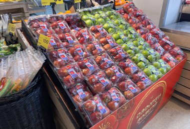 Tesco lotus, THAILAND- 4 Şubat 2021: Taze sebze ve meyvelerin geniş çeşitliliği düzgünce raflarda, büyük süpermarketlerde ve Taylandlılar arasında popülerdir..