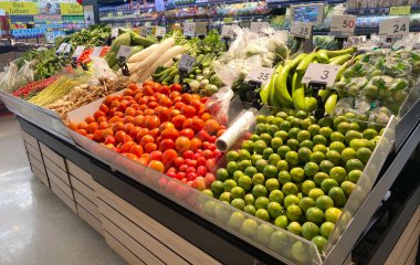 Tesco lotus, THAILAND- 4 Şubat 2021: Taze sebze ve meyvelerin geniş çeşitliliği düzgünce raflarda, büyük süpermarketlerde ve Taylandlılar arasında popülerdir..