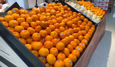 Tesco lotus, THAILAND- 4 Şubat 2021: Taze sebze ve meyvelerin geniş çeşitliliği düzgünce raflarda, büyük süpermarketlerde ve Taylandlılar arasında popülerdir..