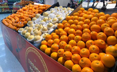 Tesco lotus, THAILAND- 4 Şubat 2021: Taze sebze ve meyvelerin geniş çeşitliliği düzgünce raflarda, büyük süpermarketlerde ve Taylandlılar arasında popülerdir..