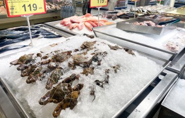 Büyük C, THAILAND- 4 Şubat 2021: Taze et / taze balık ve deniz ürünleri çeşitli orantılı ve düzenli olarak, ünlü mağazalardaki taze gıda ürünleri.