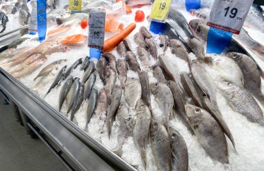 Büyük C, THAILAND- 4 Şubat 2021: Taze et / taze balık ve deniz ürünleri çeşitli orantılı ve düzenli olarak, ünlü mağazalardaki taze gıda ürünleri.