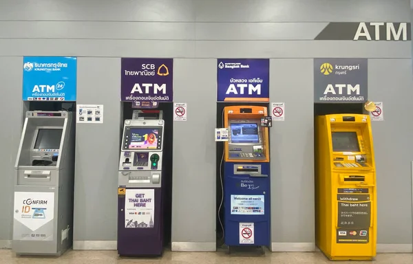 Otomatik Teller Makineleri (ATM), müşterilerin, finansal işlemlerin veya bankacılığın kolaylığı için çeşitli renk çekme makineleri sağlanmaktadır, Chiangmai-THAILAND: 4 Şubat 2021