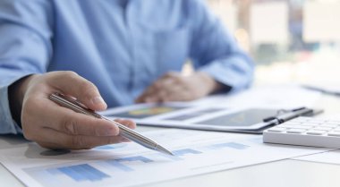 Finans işadamı şirketin kâr ve büyüme, piyasa araştırma raporları ve gelir istatistikleri, Finansal ve Muhasebe kavramları yaratma performansının grafiğini analiz ediyor.