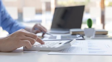 Finans işadamı kurumsal gelir verilerini hesaplıyor ve büyüme ve ilerleme ile iyi durumdaki finansal hisse senetlerinin grafiklerini analiz ediyor, finans ve muhasebe sektörlerine yatırım yapıyor..