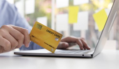Çevrimiçi ürün alımı, İşadamı çevrimiçi alışveriş, alışveriş ve posta, kredi kartı çevrimiçi güvenlik, çevrimiçi alışveriş konsepti yapmak için kredi kartları yoluyla dizüstü bilgisayarı kullanır.