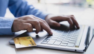 Çevrimiçi ürün alımı, İşadamı çevrimiçi alışveriş, alışveriş ve posta, kredi kartı çevrimiçi güvenlik, çevrimiçi alışveriş konsepti yapmak için kredi kartları yoluyla dizüstü bilgisayarı kullanır.