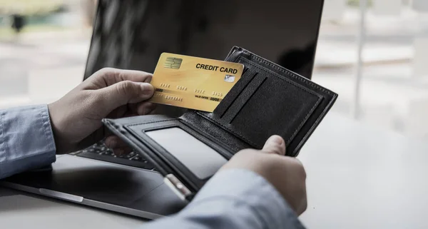 Young Asian Man Taking Credit Card Black Leather Wallet Pay — Stock Photo, Image