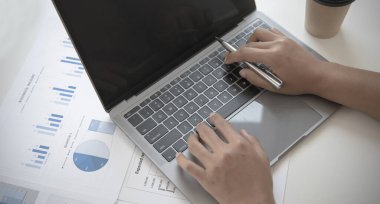 Bilgisayarın klavyesine, teknoloji ve internet iletişimine basan bir kadının yakın plan fotoğrafı. Finans uzmanları emlak gelirlerini hesaplamak ve kontrol etmek için dizüstü bilgisayar kullanıyor..