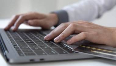 Çevrimiçi ürün alımı, İşadamı çevrimiçi alışveriş, alışveriş ve posta, kredi kartı çevrimiçi güvenlik, çevrimiçi alışveriş konsepti yapmak için kredi kartları yoluyla dizüstü bilgisayarı kullanır.