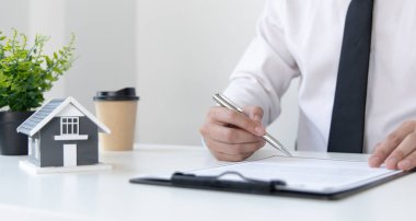 Satış müdürü ya da emlakçı size örnek bir ev gösterecek ve sigorta promosyonları, emlak hizmetleri ve sigorta konsepti olan bir ev almanın şartlarını ayrıntılarıyla anlatacaktır..