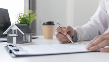 Satış müdürü ya da emlakçı size örnek bir ev gösterecek ve sigorta promosyonları, emlak hizmetleri ve sigorta konsepti olan bir ev almanın şartlarını ayrıntılarıyla anlatacaktır..