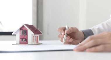 Satış müdürü ya da emlakçı size örnek bir ev gösterecek ve sigorta promosyonları, emlak hizmetleri ve sigorta konsepti olan bir ev almanın şartlarını ayrıntılarıyla anlatacaktır..