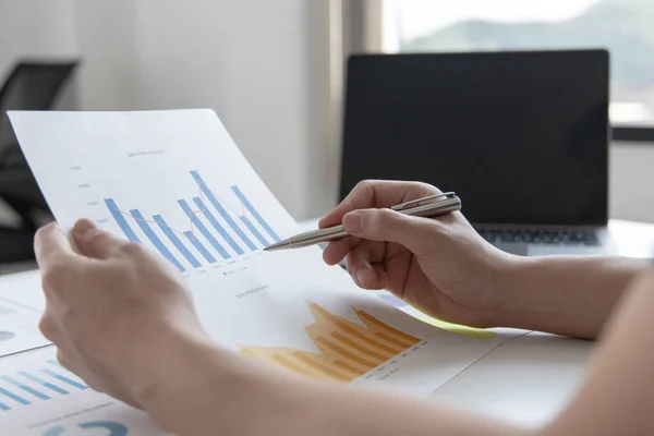 财务商人分析公司业绩图表 以创造利润和增长 市场研究报告和收入统计 财务和会计概念 — 图库照片