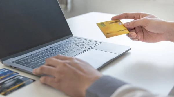 Online Nákup Produktů Businessman Používat Notebook Registr Přes Kreditní Karty — Stock fotografie