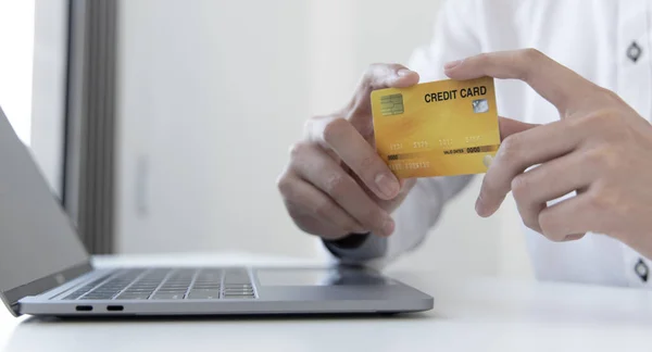 Zakup Produktu Online Biznesmen Korzystać Laptopa Rejestr Pomocą Kart Kredytowych — Zdjęcie stockowe