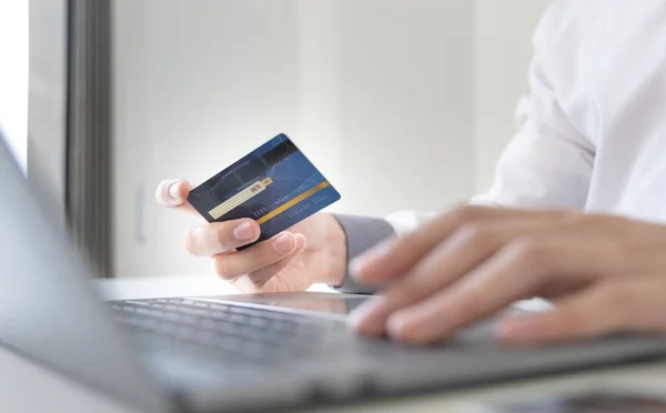 Çevrimiçi Ürün Alımı Şadamı Çevrimiçi Alışveriş Alışveriş Posta Kredi Kartı — Stok fotoğraf