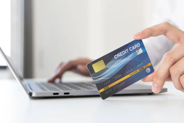 オンライン製品の購入 ビジネスマンは オンライン購入を行うためにクレジットカードを経由してノートパソコンのレジスタを使用します ショッピングとメール クレジットカードオンラインセキュリティ オンラインショッピングの概念 — ストック写真