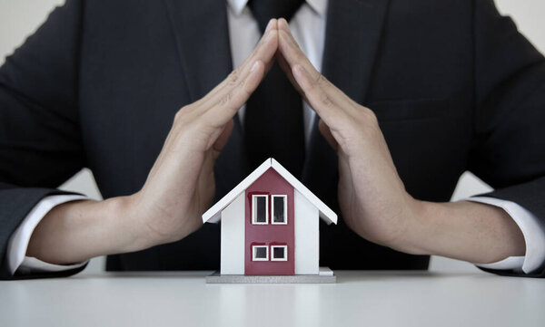 Менеджер по продажам или агент по недвижимости будут готовы показать вам образец дома и подробно описать условия покупки дома со страховыми акциями, внимание к услугам недвижимости и концепции страхования.