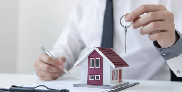 Kierownik Sprzedaży Lub Agent Nieruchomości Przygotowuje Się Przekazania Kluczy Domu — Zdjęcie stockowe