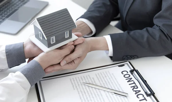 Agente Imobiliário Gerente Vendas Tem Oferecido Vendas Casa Explicou Termos — Fotografia de Stock