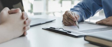 İşveren ya da seçim komitesi adayın özgeçmişini ve yeterlilik geçmişini, İnsan Kaynakları, Tarih sınavı ve çalışma becerisi, istihdam ve istihdam kavramının iş görüşmesini okuyor.