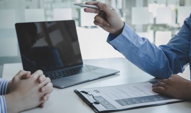 İşveren ya da İK lideri katılımcılarla görüşüyor, bir şirket çalışanı için başvuruyor ve kalifiye çalışanların seçilmesi için yeterlilik sınavını okuduktan sonra.