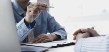 İşveren ya da İK lideri katılımcılarla görüşüyor, bir şirket çalışanı için başvuruyor ve kalifiye çalışanların seçilmesi için yeterlilik sınavını okuduktan sonra.