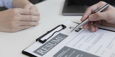 İşveren ya da seçim komitesi adayın özgeçmişini ve yeterlilik geçmişini, İnsan Kaynakları, Tarih sınavı ve çalışma becerisi, istihdam ve istihdam kavramının iş görüşmesini okuyor.