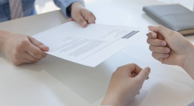 Başvuranlar, iş başvurusunda bulunmak için personele özgeçmiş gönderiyorlar, başvuru sahiplerinin şirkette çalışması için seçime katılıyorlar, belge gönderiyorlar veya özgeçmiş gönderiyorlar..