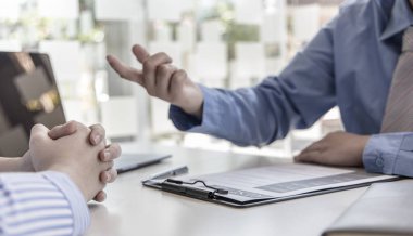 İşveren ya da İK lideri katılımcılarla görüşüyor, bir şirket çalışanı için başvuruyor ve kalifiye çalışanların seçilmesi için yeterlilik sınavını okuduktan sonra.