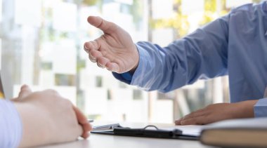 İşveren ya da İK lideri katılımcılarla görüşüyor, bir şirket çalışanı için başvuruyor ve kalifiye çalışanların seçilmesi için yeterlilik sınavını okuduktan sonra.