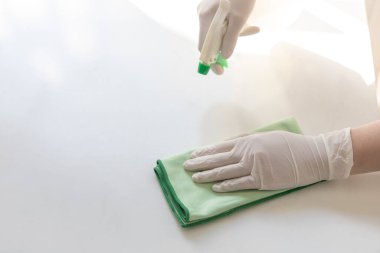 Personel el elini kapatın. Restoran çalışanları virüs salgını sırasında masaları temizliyor ve dezenfektanları püskürtüyor, temizlik çözümleri kullanıyor ya da restorandaki mikropları öldürmek için alkol kullanıyor..