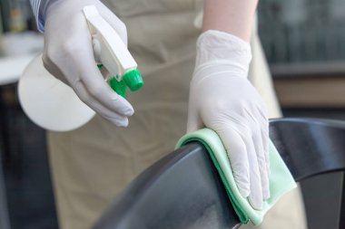 Müşteriler yemeklerini bitirdikten sonra temizlemek için sandalyeyi ya da masa bacaklarını siliyorlardı, temizlik çözümleri kullanıyorlardı ya da restorandaki mikropları öldürmek için alkol kullanıyorlardı..