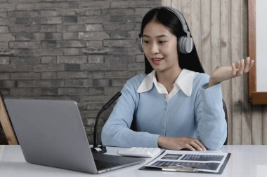 Asyalı üniversite öğretmenleri internet üzerinden canlı kayıt yapmak için dizüstü bilgisayarla matematik öğretiyor. Virüs salgını, çevrimiçi uzaktan öğrenme ve insanlar için karantina nedeniyle uzun mesafeli çalışma..