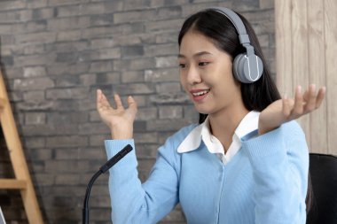 Asyalı üniversite öğretmenleri internet üzerinden canlı kayıt yapmak için dizüstü bilgisayarla matematik öğretiyor. Virüs salgını, çevrimiçi uzaktan öğrenme ve insanlar için karantina nedeniyle uzun mesafeli çalışma..