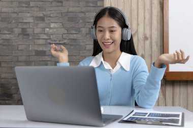 Asyalı üniversite öğretmenleri internet üzerinden canlı kayıt yapmak için dizüstü bilgisayarla matematik öğretiyor. Virüs salgını, çevrimiçi uzaktan öğrenme ve insanlar için karantina nedeniyle uzun mesafeli çalışma..