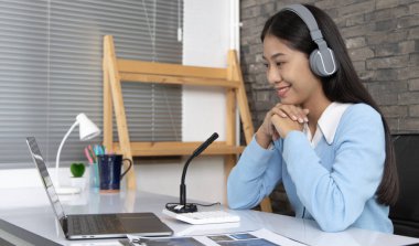 Asyalı üniversite öğretmenleri internet üzerinden canlı kayıt yapmak için dizüstü bilgisayarla matematik öğretiyor. Virüs salgını, çevrimiçi uzaktan öğrenme ve insanlar için karantina nedeniyle uzun mesafeli çalışma..