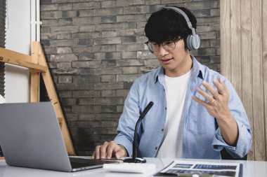 Asyalı üniversite öğretmenleri internet üzerinden canlı kayıt yapmak için dizüstü bilgisayarla matematik öğretiyor. Virüs salgını, çevrimiçi uzaktan öğrenme ve insanlar için karantina nedeniyle uzun mesafeli çalışma..