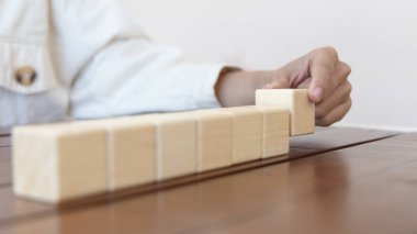 Tahta blokları basamaklara yerleştirin, pazarlama stratejisini yükseltin, daha fazla çaba gereklidir, başarı merdiveni, en üst konseptte iş yapma.