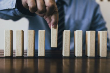 Stratejiler ve ahşap oyunların riskleri, yatırım riskiyle kumar oynayan iş adamlarının yakın planları, iş adamları iş riskini yönetmek için planlama ve strateji oluşturmak için tahta oyunlar oynuyorlar..