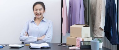 Asyalı kadınlar eski ve modaya uygun kıyafetleri internet kanallarından ya da sosyal medya aracılığıyla evlerinde, posta kutusuyla hızlı ve güvenli bir şekilde, sosyal mesafelere göre satıyorlar..