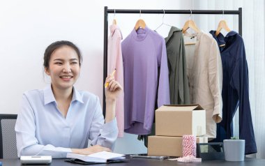 Asyalı kadınlar eski ve modaya uygun kıyafetleri internet kanallarından ya da sosyal medya aracılığıyla evlerinde, posta kutusuyla hızlı ve güvenli bir şekilde, sosyal mesafelere göre satıyorlar..