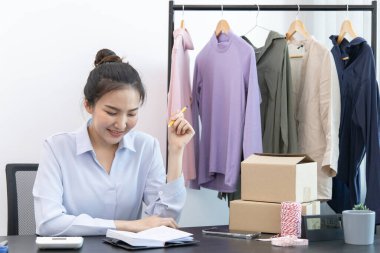 Asyalı kadınlar eski ve modaya uygun kıyafetleri internet kanallarından ya da sosyal medya aracılığıyla evlerinde, posta kutusuyla hızlı ve güvenli bir şekilde, sosyal mesafelere göre satıyorlar..