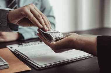 Haksızlığa ve toplumsal adaletsizliğe karşı çıkan işadamları, çalışanlara yasadışı projeler, dolandırıcılık ve yolsuzluk yoluyla onay imzalamaları için rüşvet veriyor..